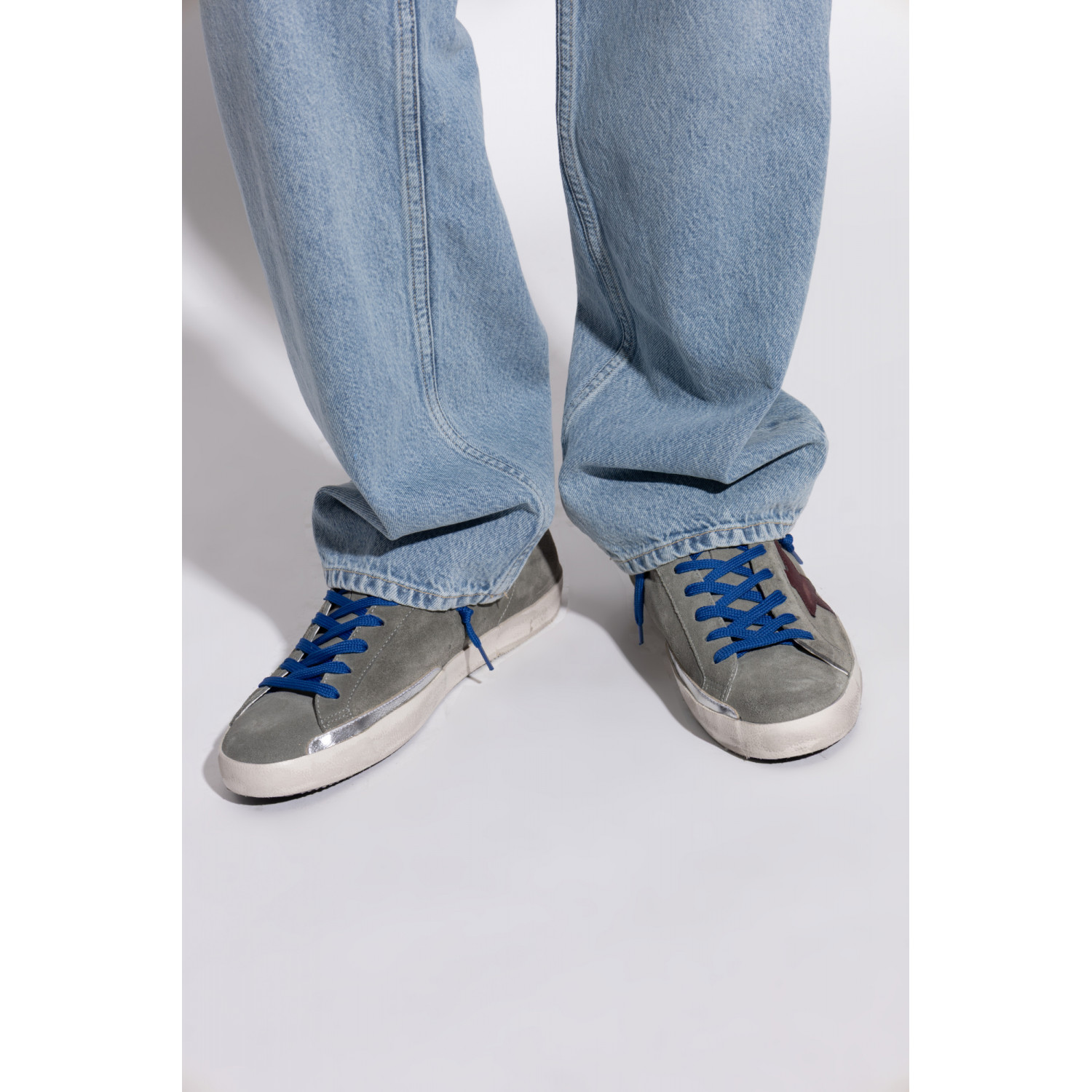 GOLDEN GOOSE MEN’S SUPER STAR IN GRAY SUEDE WITH BURGUNDY LEATHER STAR